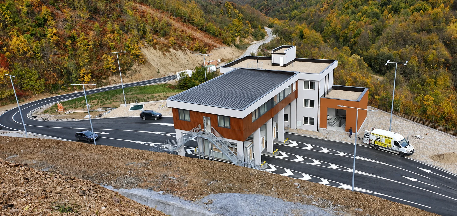 Building and access road in Stançiq, view 3